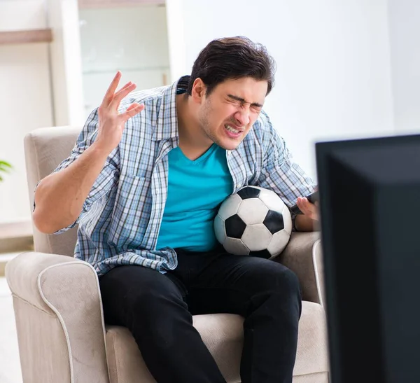 Homem assistindo tv em casa — Fotografia de Stock