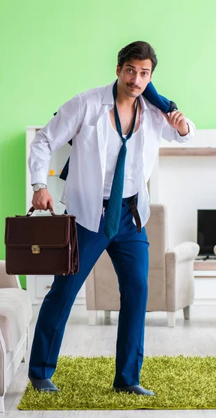 Man verkleed en te laat op het werk — Stockfoto