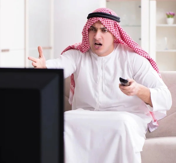 Arap adam evde televizyon izliyor. — Stok fotoğraf