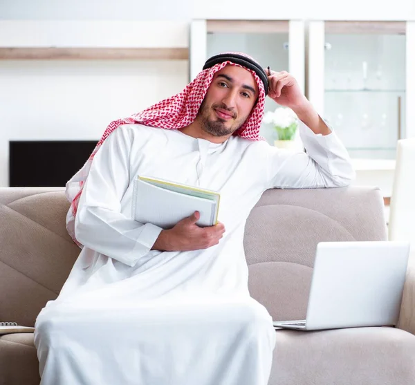 Hombre árabe trabajando en casa en su trabajo — Foto de Stock