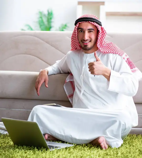 Uomo arabo che lavora a casa sul suo lavoro — Foto Stock