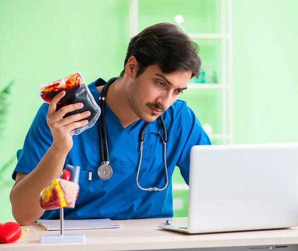 Médico a fazer análises ao sangue no laboratório — Fotografia de Stock