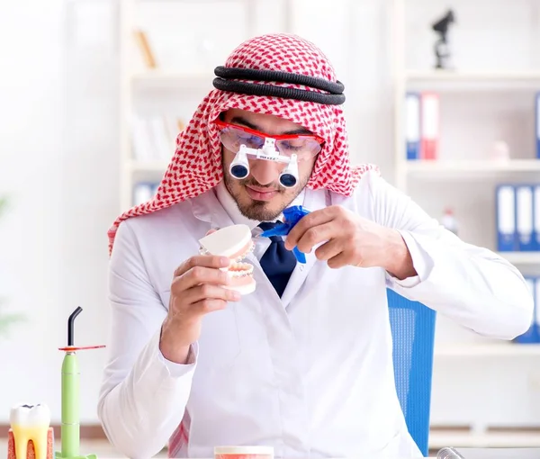 阿拉伯牙医在新的牙齿植入方面的工作 — 图库照片