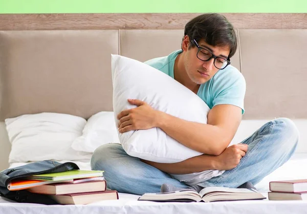 Estudante se preparando para exames em casa no quarto sentado no ser — Fotografia de Stock