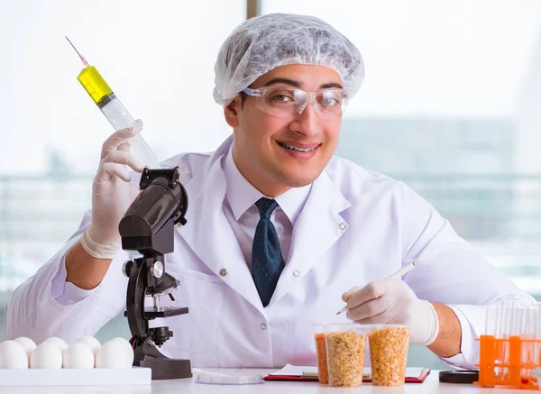 Esperti di nutrizione testano i prodotti alimentari in laboratorio — Foto Stock