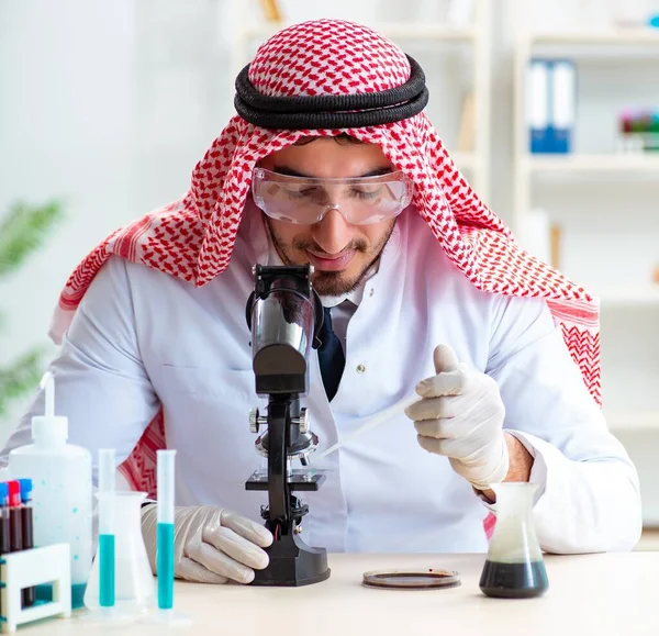 Químico árabe trabajando en la oficina del laboratorio — Foto de Stock