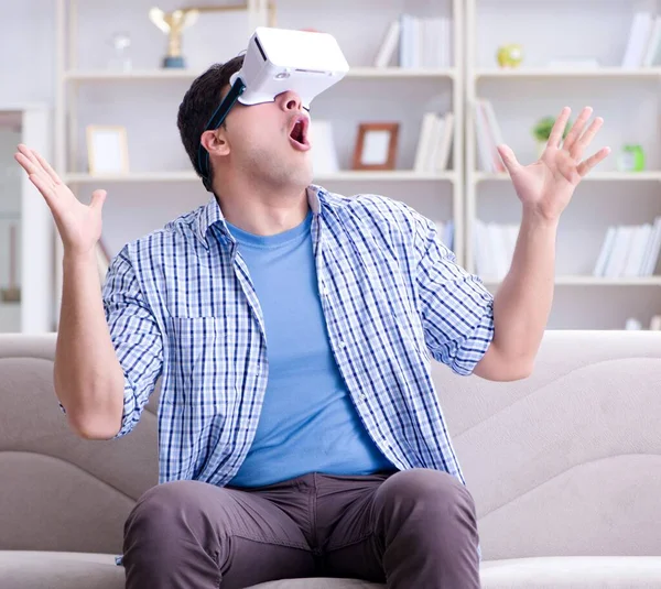 Man met virtual reality bril die thuis speelt — Stockfoto