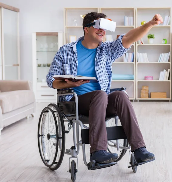 Étudiant handicapé étudiant avec lunettes de réalité virtuelle — Photo