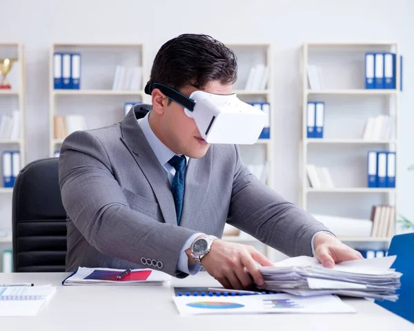 Geschäftsmann mit Virtual-Reality-Brille im Büro — Stockfoto