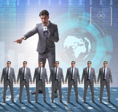 Hoparlörle bağıran kızgın patron kavramı.