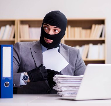 Ofisinde kar maskesi olan suçlu bir işadamı.