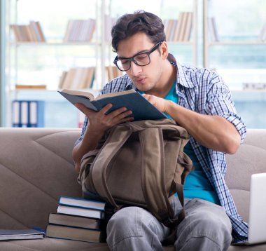 Bilgisayarlı beyaz öğrenci üniversite sınavlarına hazırlanıyor.