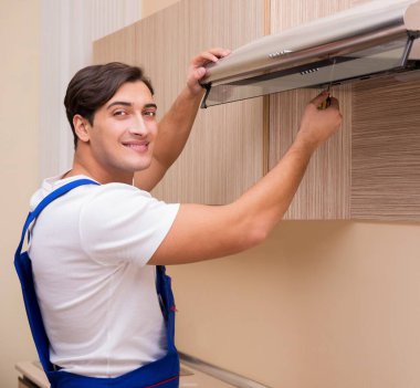 Genç adam mutfak malzemeleriyle çalışıyor.