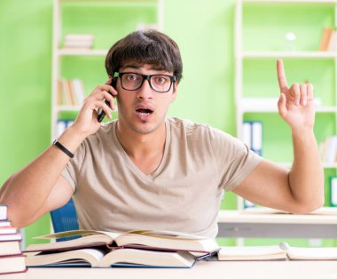 Üniversite sınavlarına hazırlanan öğrenci