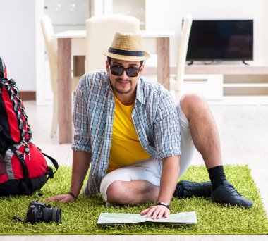 Haritayla yolculuk planlayan adam