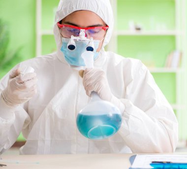 Laboratuvarda yeni bir deney üzerinde çalışan kimyager.