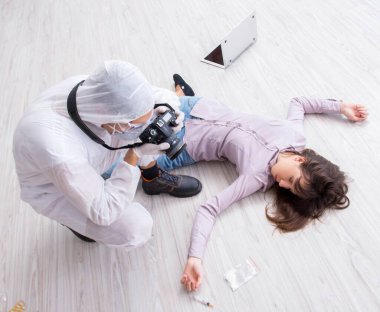 Olay yerindeki adli tıp araştırmacısı kadın mur.