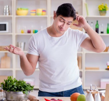 Genç aşçı mutfakta çalışıyor.