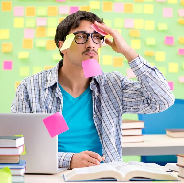 Student mit vielen widersprüchlichen Prioritäten — Stockfoto