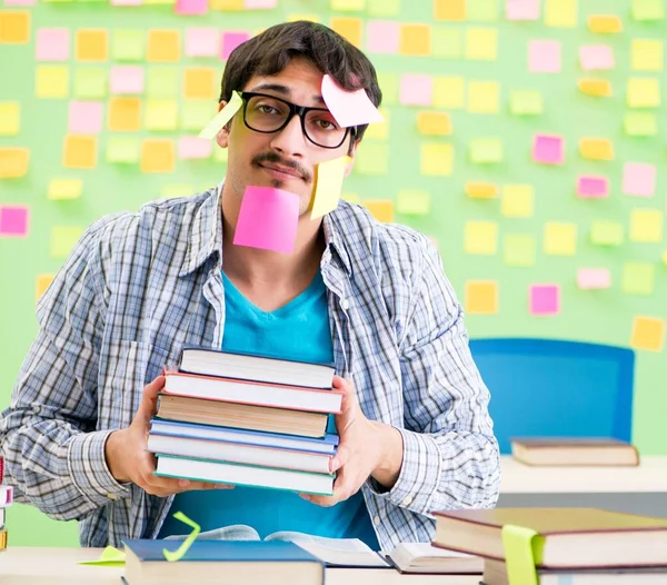 Student mit vielen widersprüchlichen Prioritäten — Stockfoto