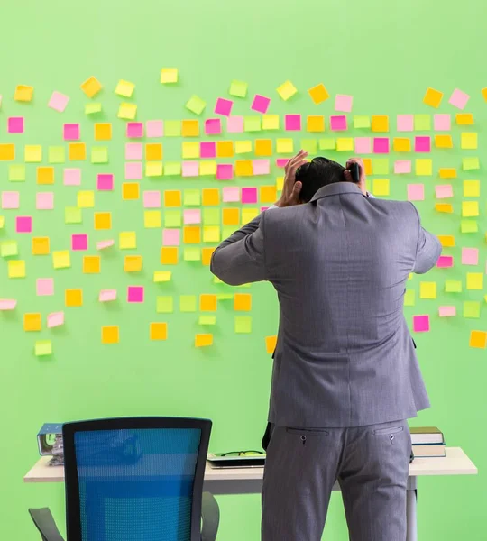 Geschäftsmann mit vielen widersprüchlichen Prioritäten — Stockfoto