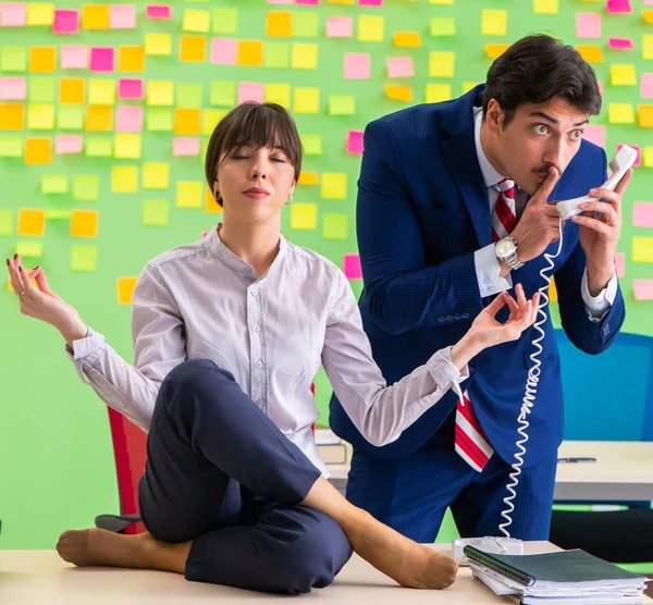 Man and woman in the office with many conflicting priorities in — Stock Photo, Image