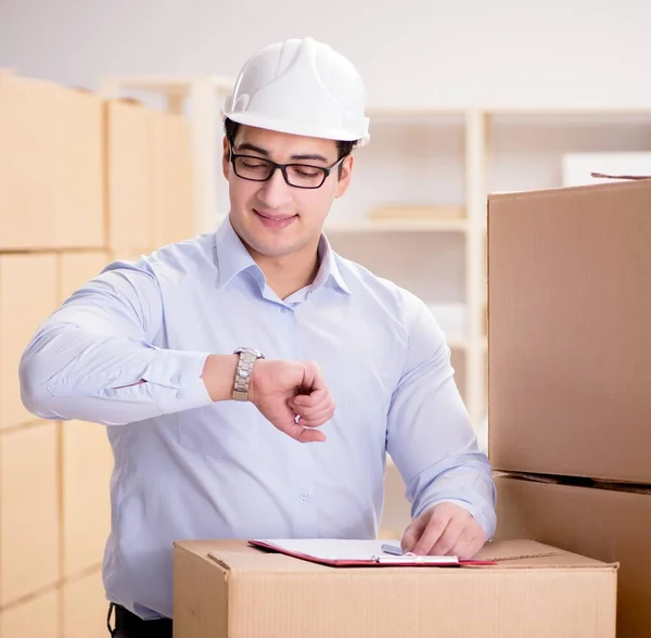 Man die werkt in de verhuisdienst van dozen — Stockfoto