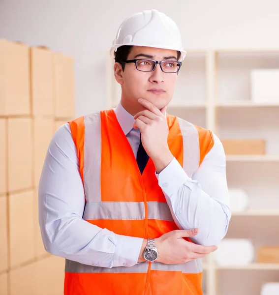 Man working in postal parcel delivery service office — Stock Photo, Image