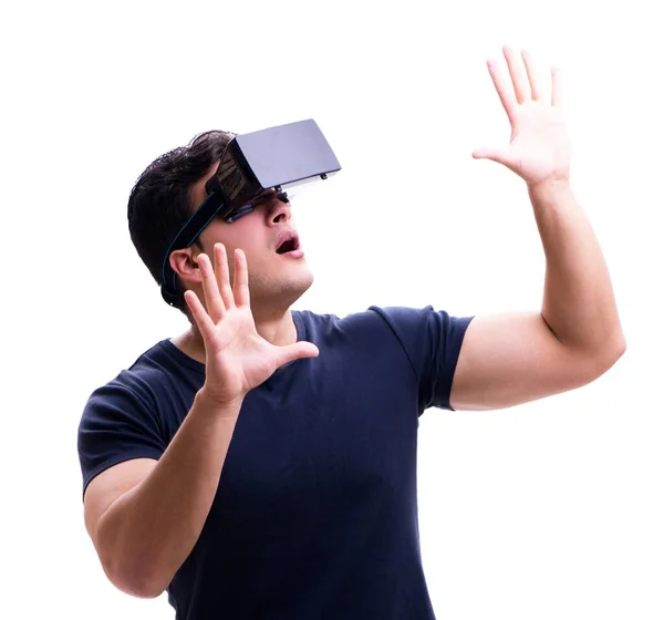 Человек играет в очки виртуальной реальности на белом фоне — стоковое фото