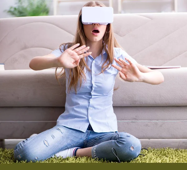 Chica joven jugando juegos de realidad virtual — Foto de Stock