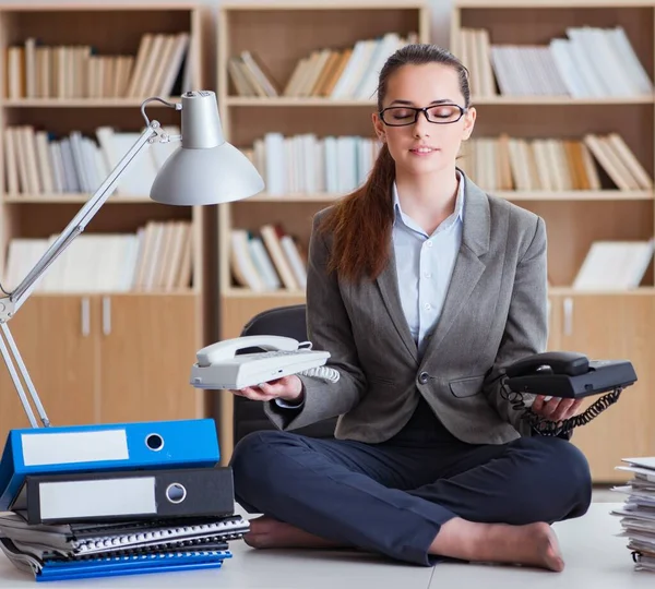 Imprenditrice meditare in ufficio — Foto Stock