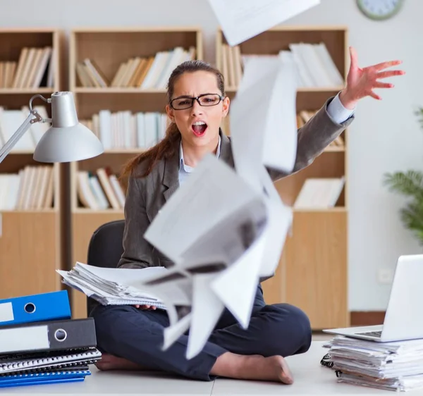 Zajęta wściekła bizneswoman siedzi na biurku w biurze — Zdjęcie stockowe
