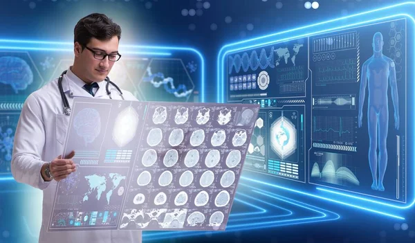 Male doctor studying results of brain mri scan — Stock Photo, Image
