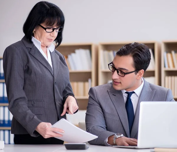 Geschäftspaar diskutiert im Büro — Stockfoto