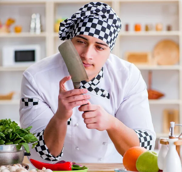 Молодой повар работает на кухне — стоковое фото