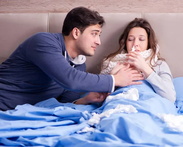 Esposa cuidando de marido enfermo en casa en la cama — Foto de Stock