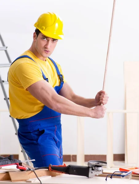 Fußbodenreparateur enttäuscht von seiner Arbeit — Stockfoto