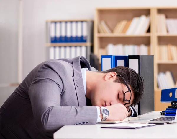 Müder Geschäftsmann arbeitet im Büro — Stockfoto