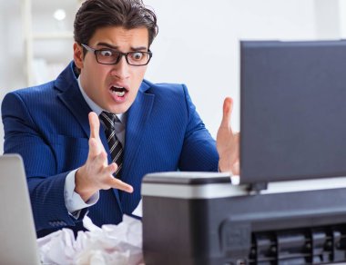 İşadamı, fotokopi makinesi karıştırıcı kağıtlara kızgın