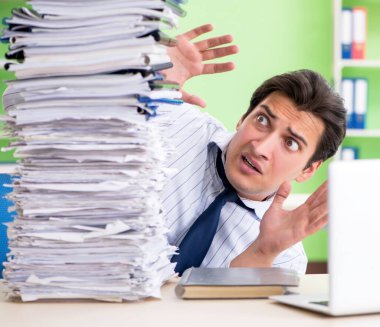 İş adamının evrak işleri ve iş yükü ile ilgili sorunları var