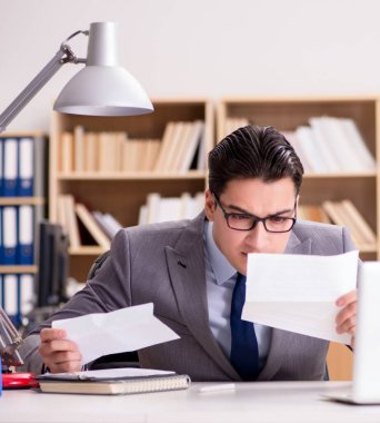 İşadamı ofisten mektup alıyor.