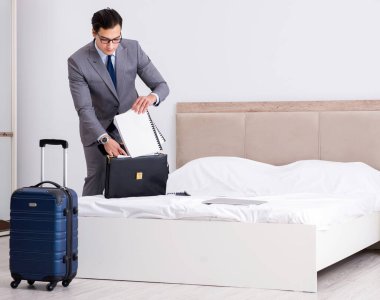Otel odasında çalışan bir iş adamı.