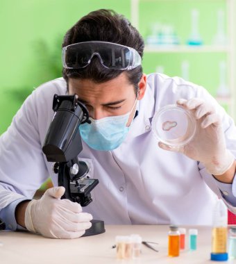 Laboratuvarda çalışan bir kimyager.