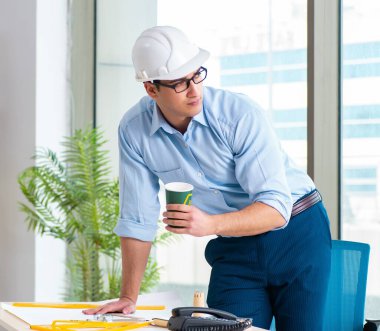 İnşaat mühendisi yeni proje üzerinde çalışıyor