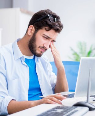 Hayal kırıklığına uğramış genç adam internetin zayıf çekmesi yüzünden