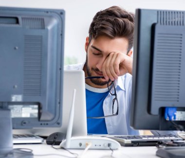 IT teknisyeni bilişim ekipmanlarına bakıyor.