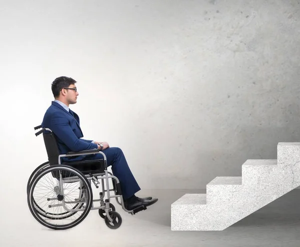 Концепция доступности с инвалидной коляской для инвалидов — стоковое фото