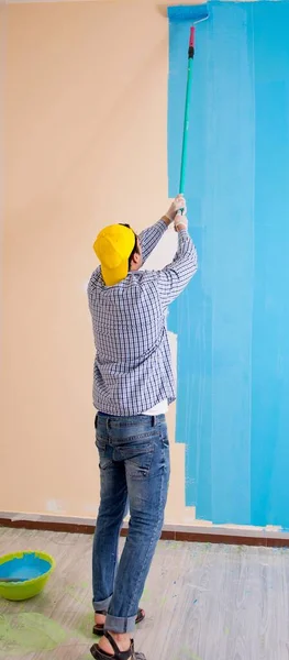 Живописець малює стіну вдома — стокове фото