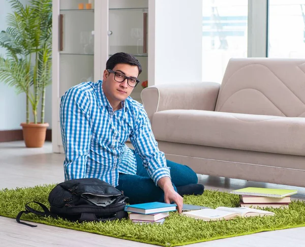 Junge Studentin bereitet sich zu Hause auf Prüfungen vor — Stockfoto