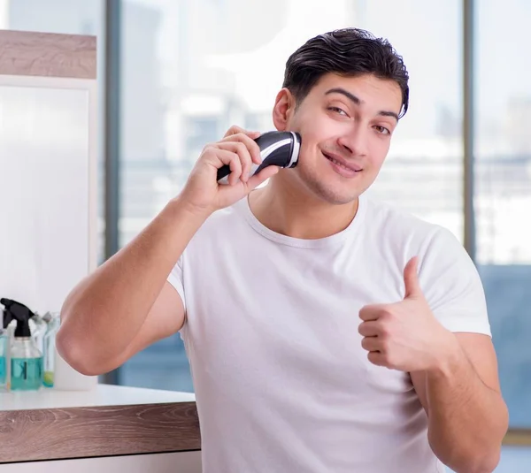 Jovem bonito homem de barbear pela manhã — Fotografia de Stock